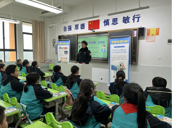 走進(jìn)省級(jí)科普教育學(xué)校 開展新春科普“第一課” ---“掃黃打非”科普活動(dòng).png